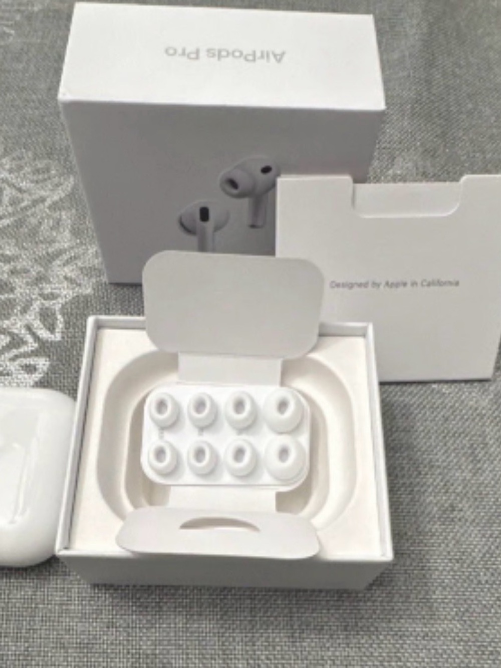 Apple airpods pro 3rd generation 2025 
Very good quality high definition audio - Picture 3 of 6